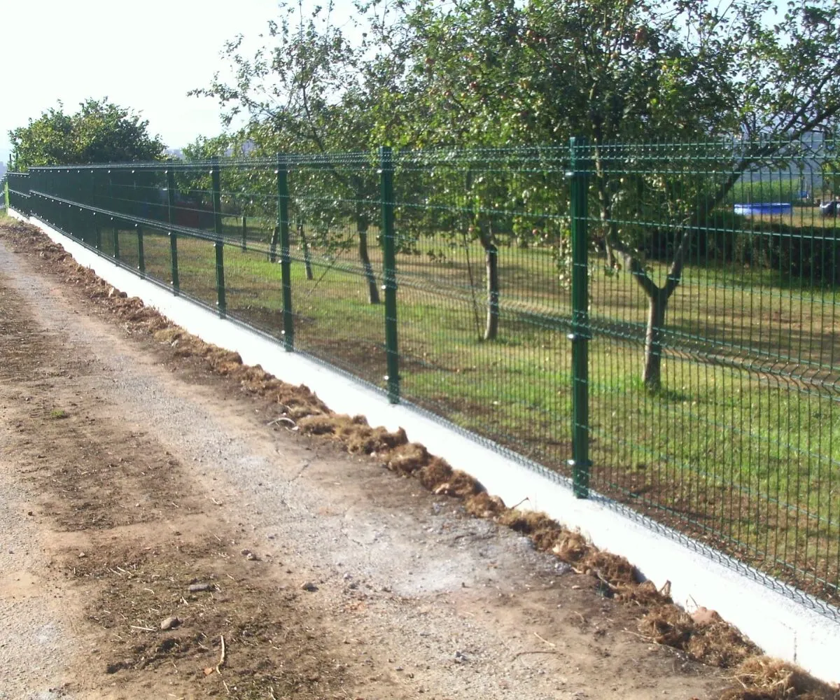 Muro de hormigón armado con cierre metálico en finca después