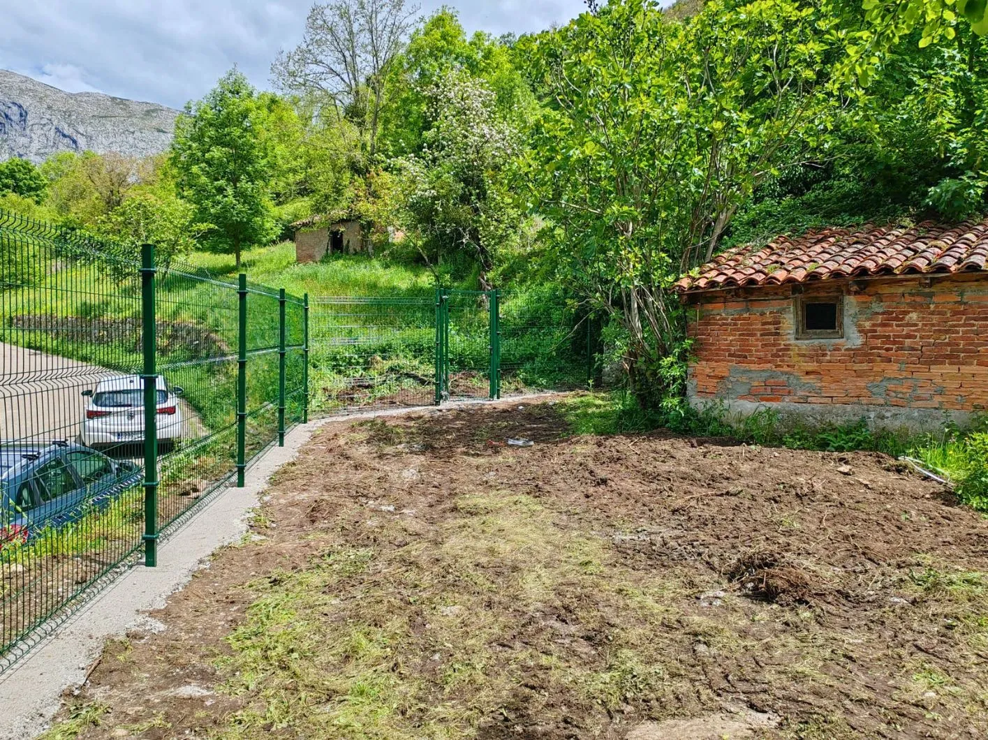 Cierre de verja Hércules sobre zapata de hormigón armado lateral
