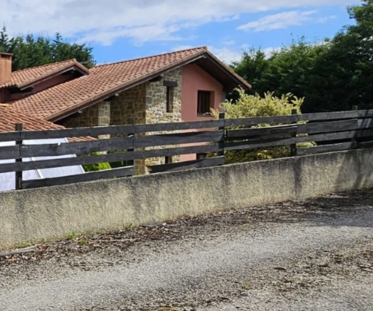 Cierre de finca chalet de madera lasurada ANTES