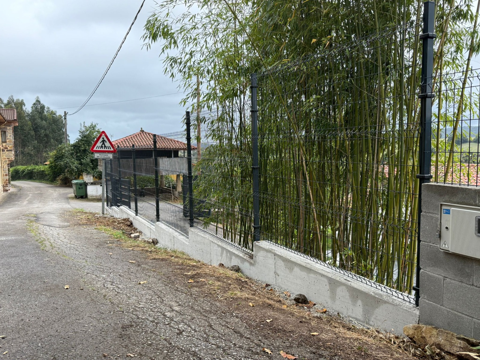 Cierre de finca muro de hormigón bajo con valla metálica reforzada