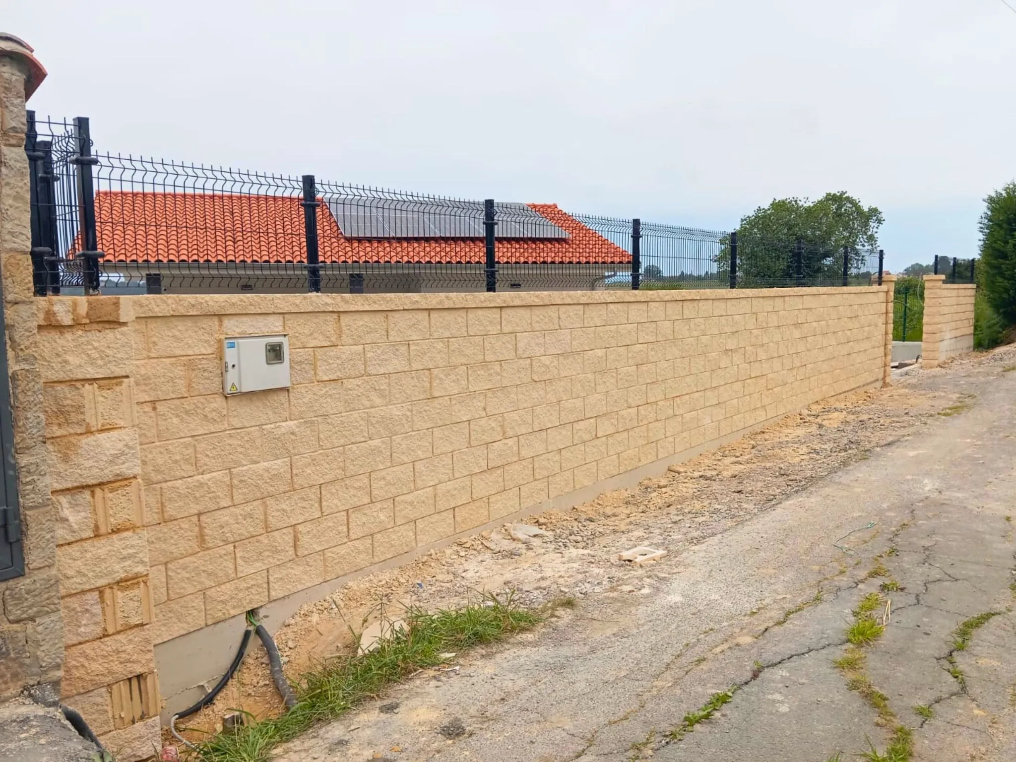 cierre de finca mixto metálico+hormigón muro de piedra