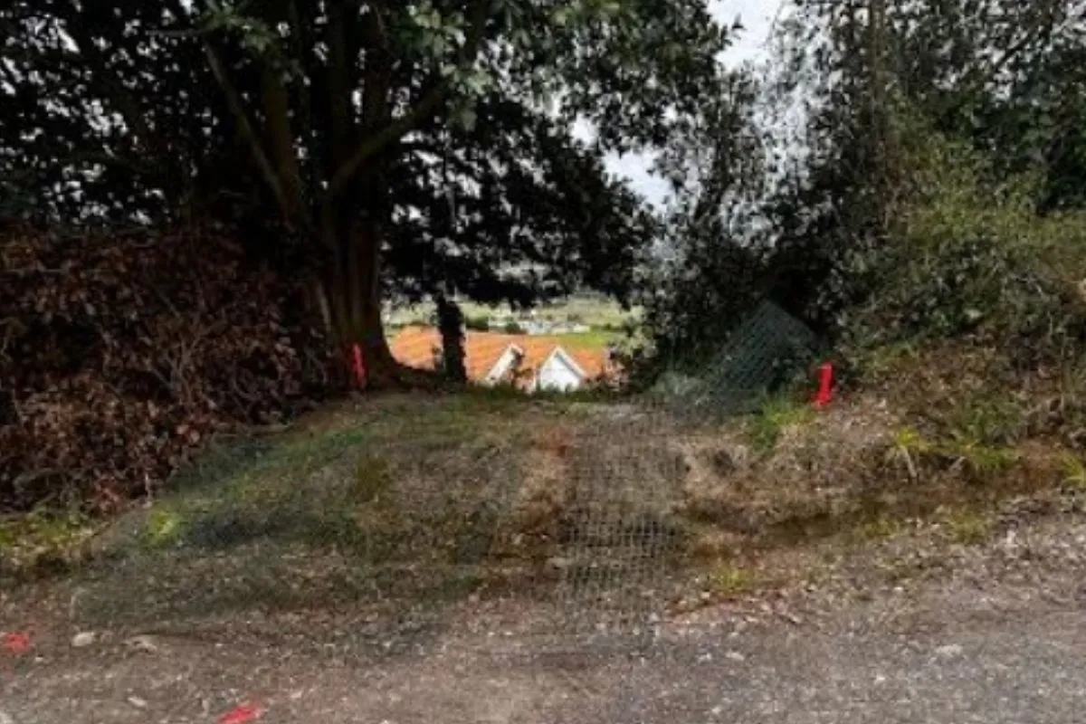 Acondicionamiento de entrada para finca con zahorra compactada antes