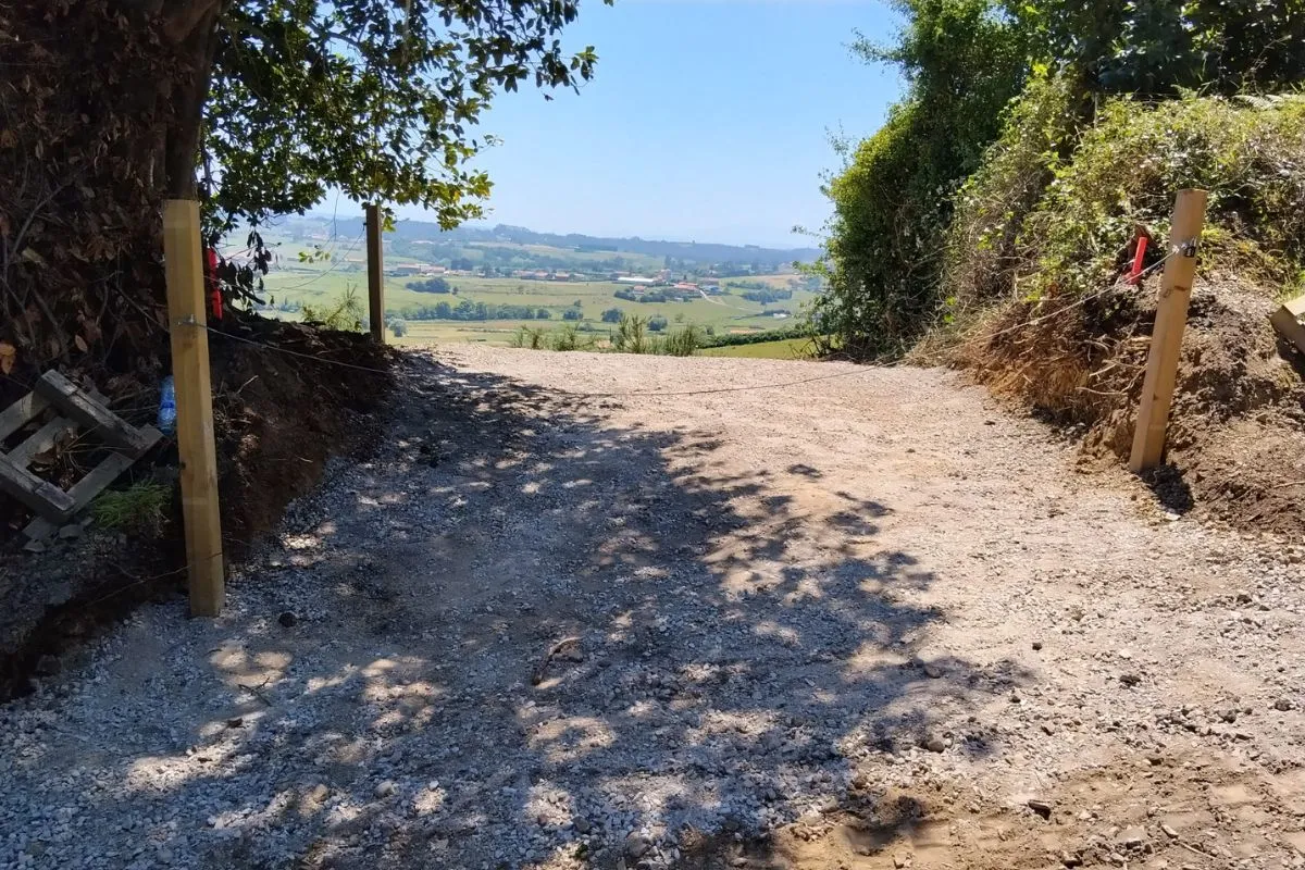 Acondicionamiento de entrada para finca con zahorra compactada después