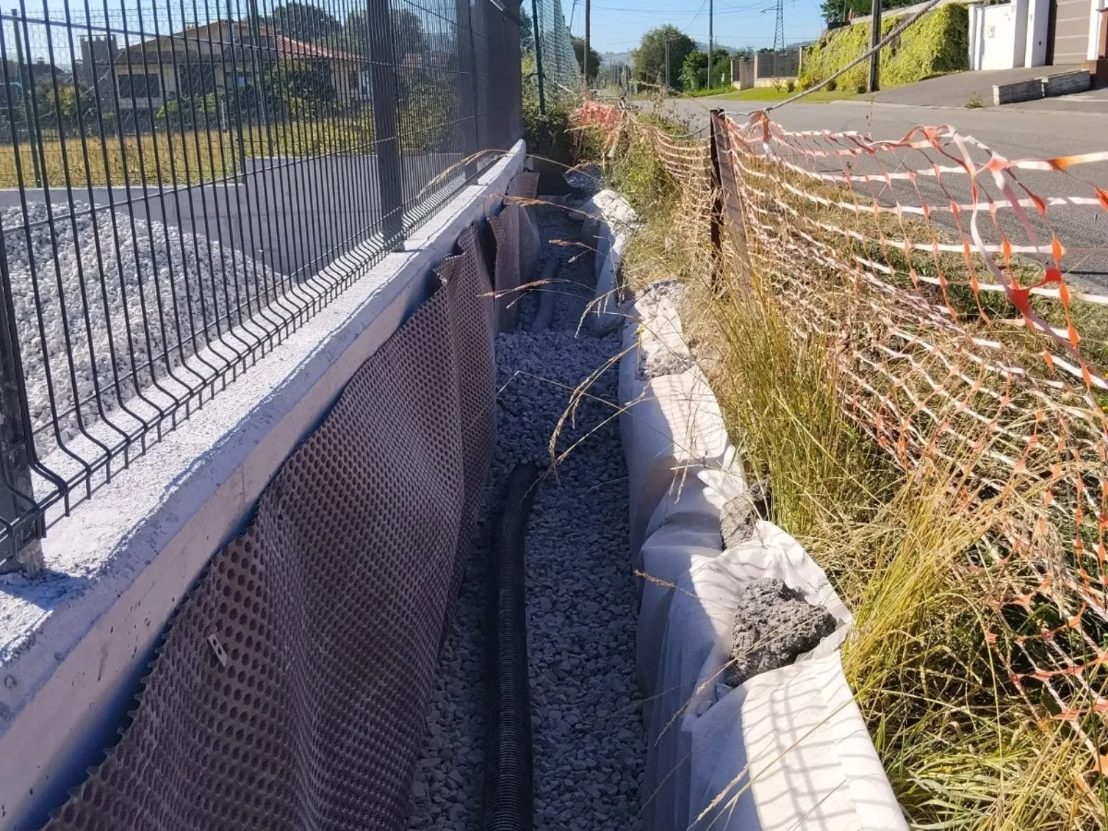 Muro de contención de hormigón con bloque y cierre metálico contención