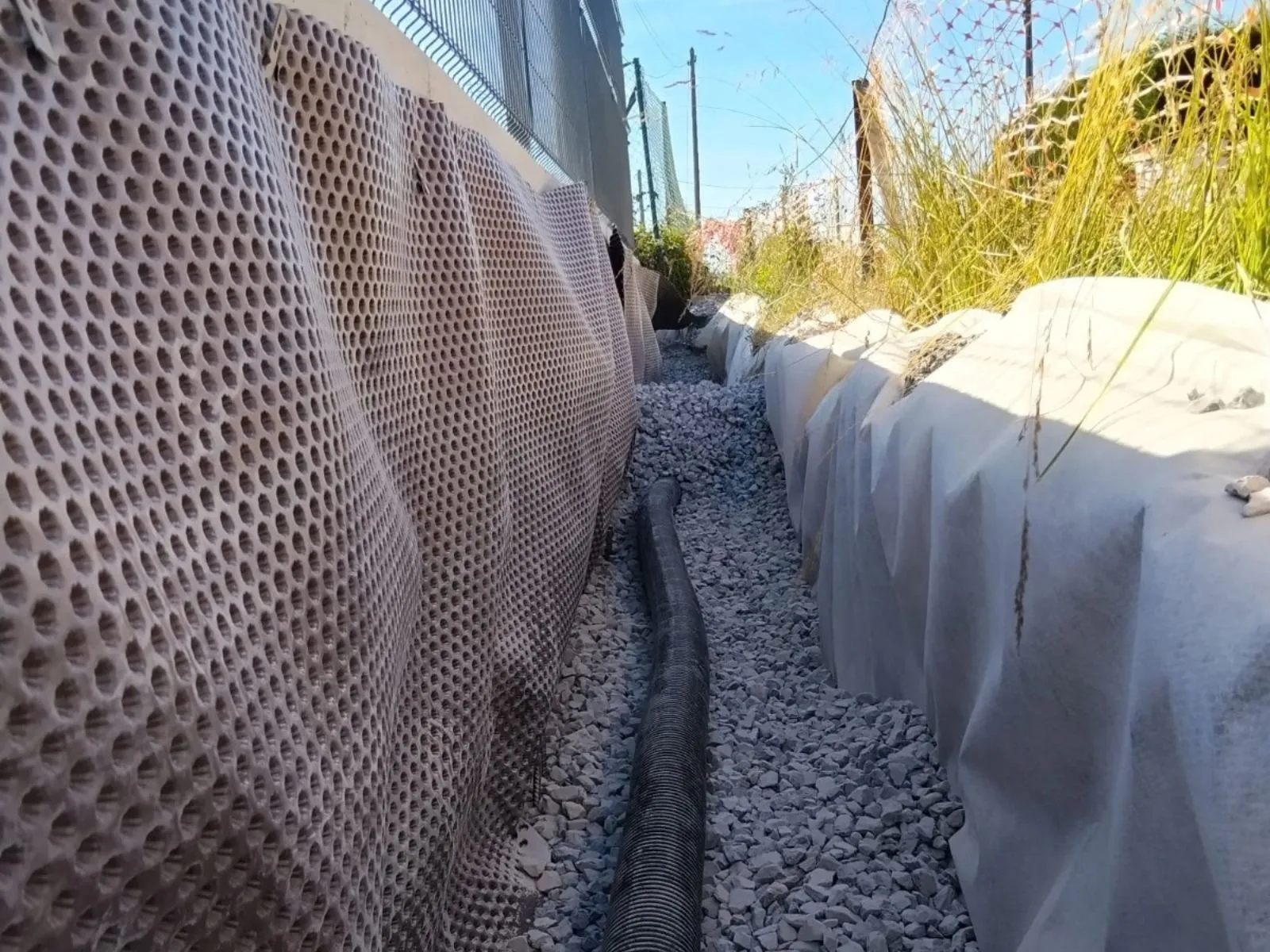 Muro de contención de hormigón con bloque y cierre metálico tubo contención